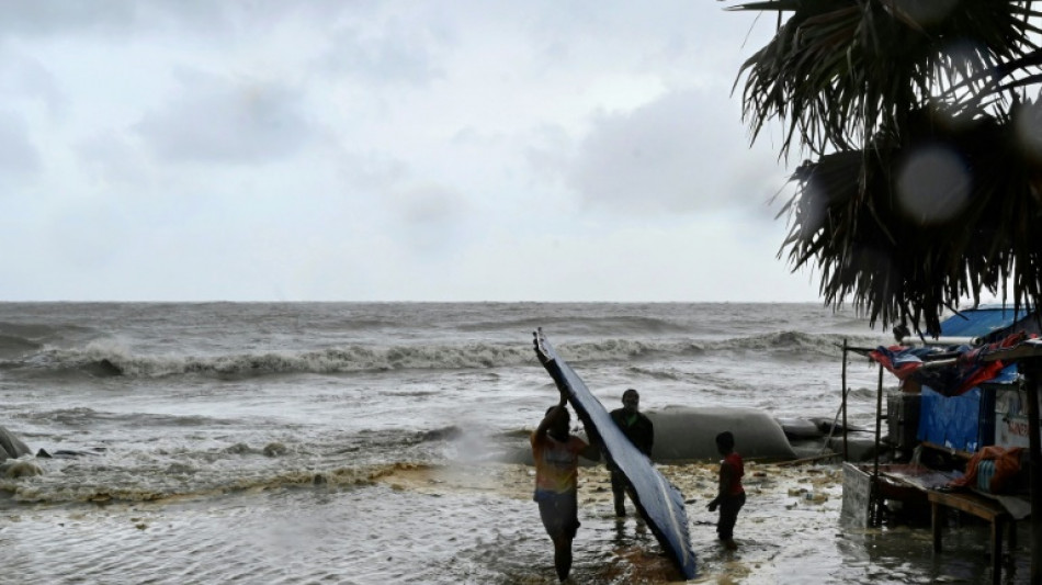 Thousands flee as cyclone heads towards Bangladesh 