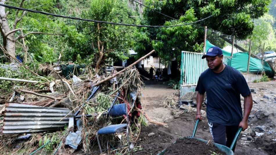 La Réunion: cinq morts après le passage du cyclone, la procédure de catastrophe naturelle enclenchée