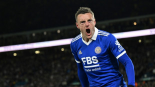 Vardy signs new one-year deal with Leicester