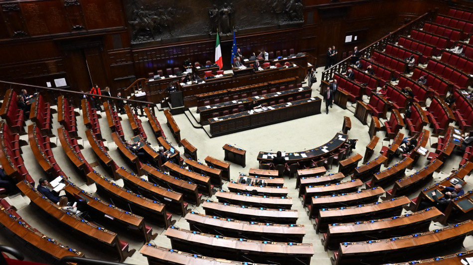 Protesta opposizioni, grave assenza governo in Aula per manovra