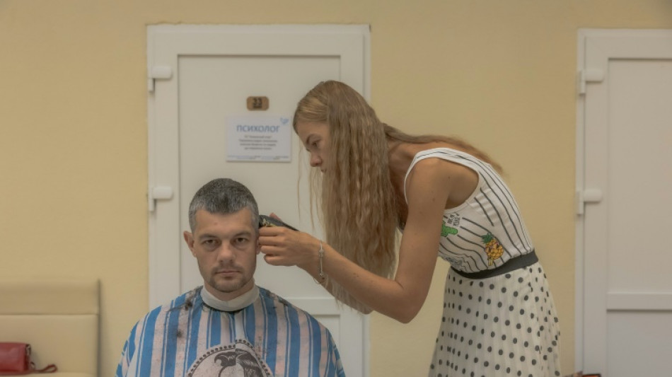 En Ukraine, un salon de beauté aide les soldats traumatisés à renouer avec la normalité