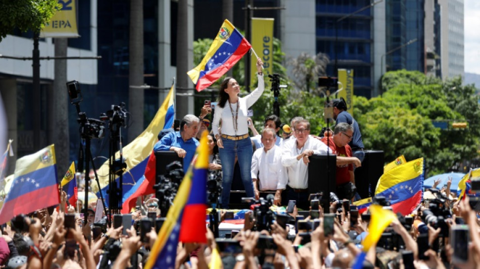 La oposición protesta y Maduro celebra a un mes de polémica elección en Venezuela