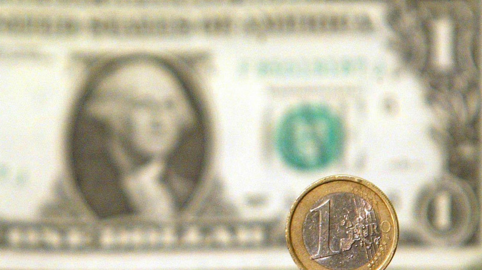 Euro in lieve rialzo sul dollaro, sale anche la sterlina