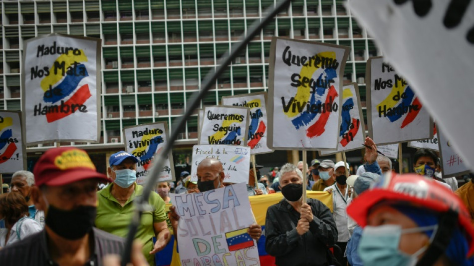 "Vendo caramelos para sobrevivir": jubilados claman mejores condiciones en Venezuela