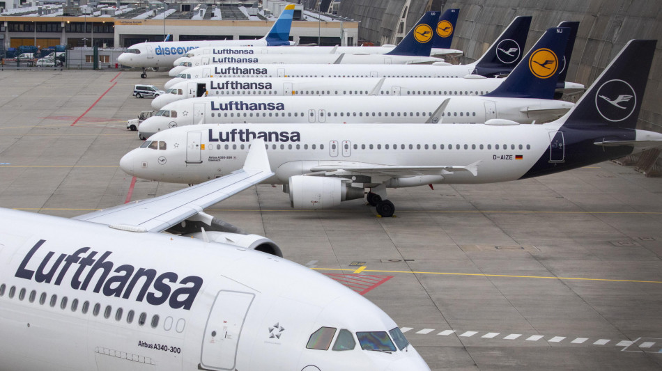 ++ Lufthansa dimezza utili trimestre, vara ristrutturazione ++