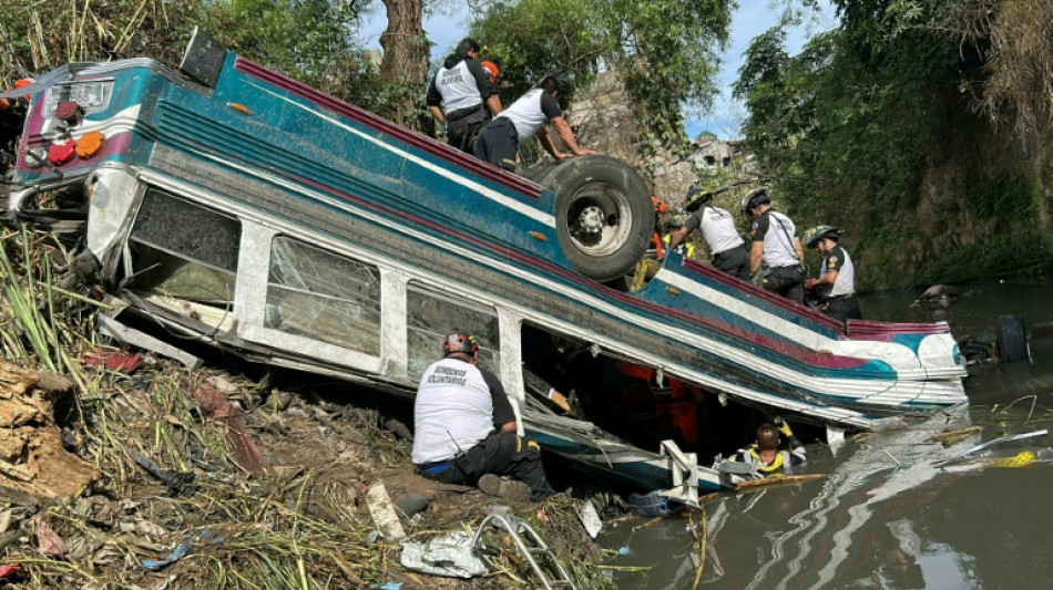 Al menos 55 muertos al caer por un barranco un autobús en Guatemala