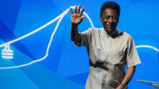 Pele leaves hospital after colon cancer treatment