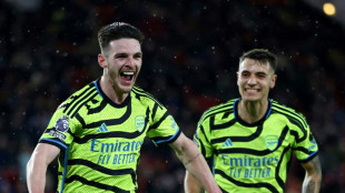 Arsenal hit Sheff Utd for six to set record scoring streak