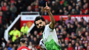 Man Utd hold Liverpool to hand Arsenal Premier League lead