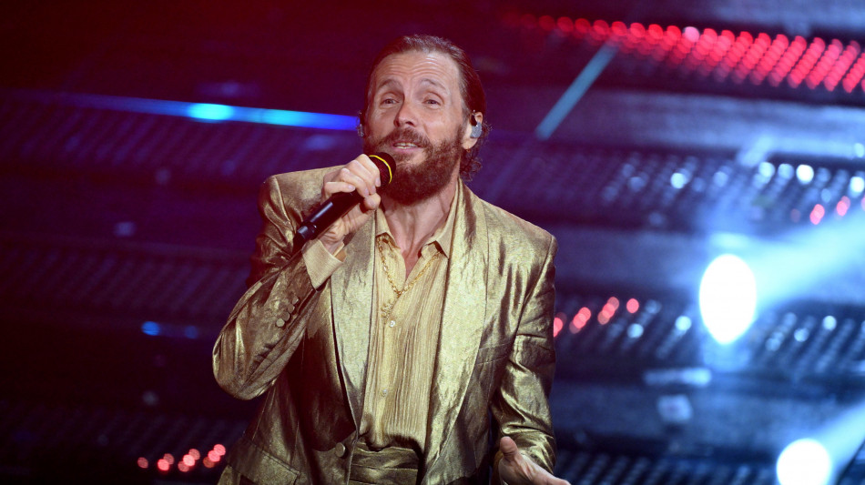 Jovanotti, l'inno al 'corpo nuovo' e l'abbraccio con Tamberi