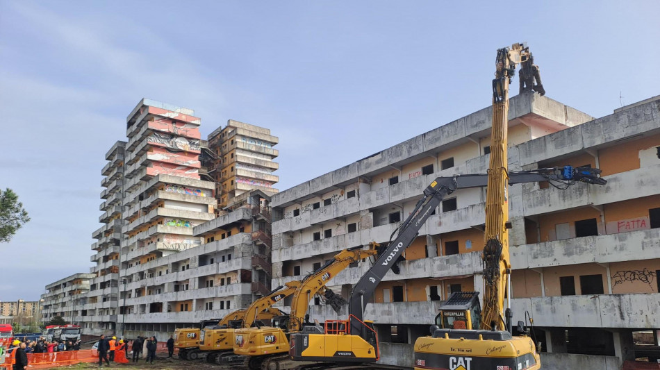 Al via la demolizione della Vela Gialla di Scampia