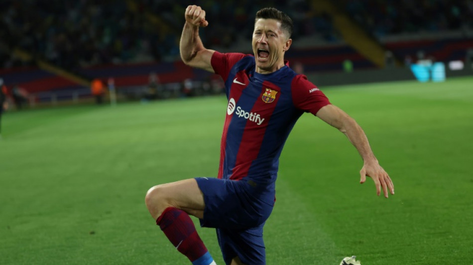 Lewandowski treble fires Barca to Valencia win