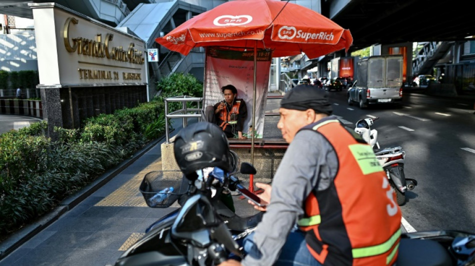 Chaleur extrême: à Bangkok, les livreurs à scooter en première ligne