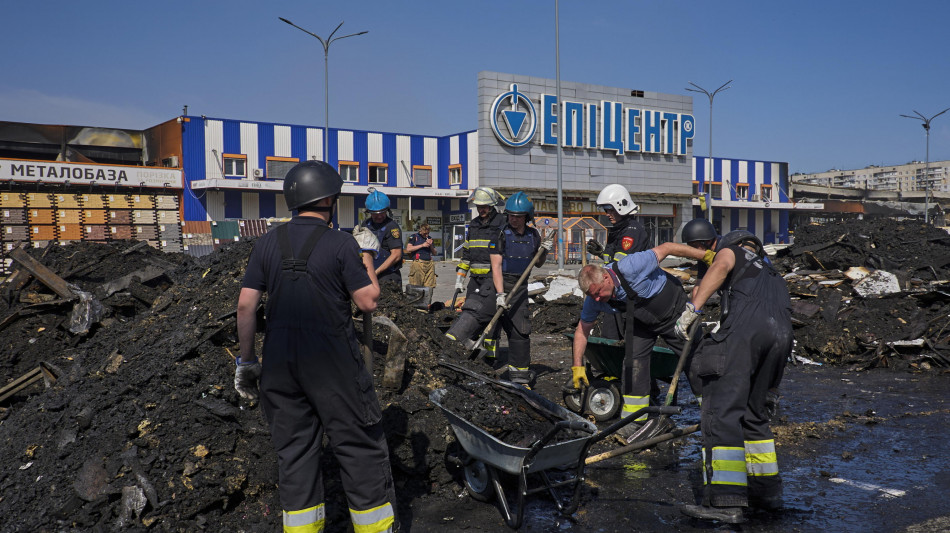 Kiev, 'sale a 18 morti il bilancio del raid russo a Kharkiv'