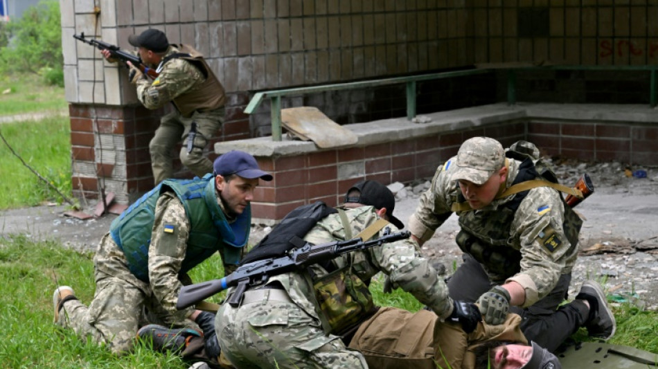 Mechanics, hairdressers... Ukraine recruits train for attack