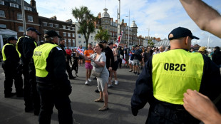 Royaume-Uni: réunion de crise à Downing Street après un week-end d'émeutes d'extrême droite