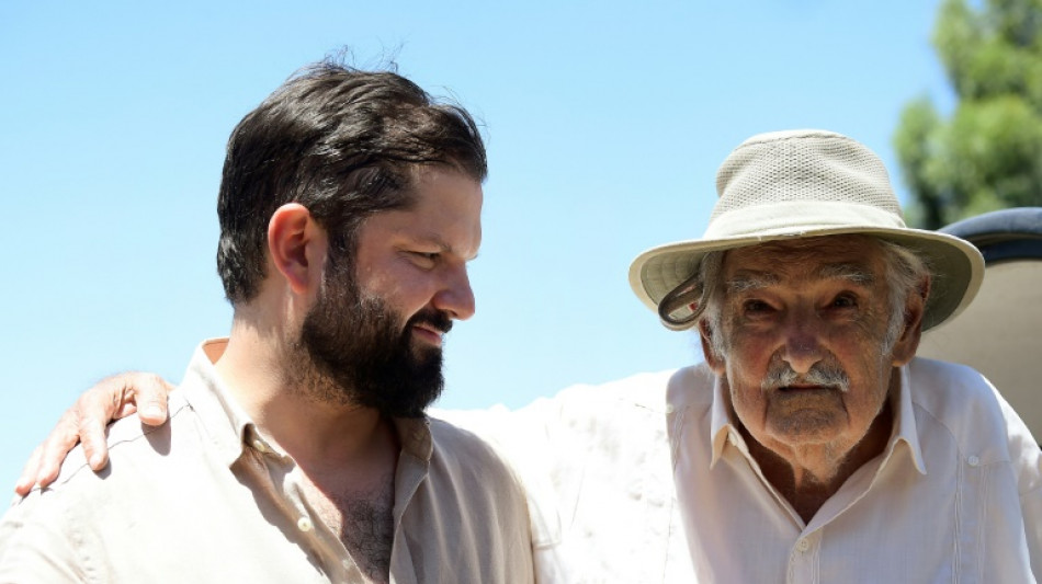 Boric planta un olivo con Mujica durante visita a Uruguay y critica a Venezuela