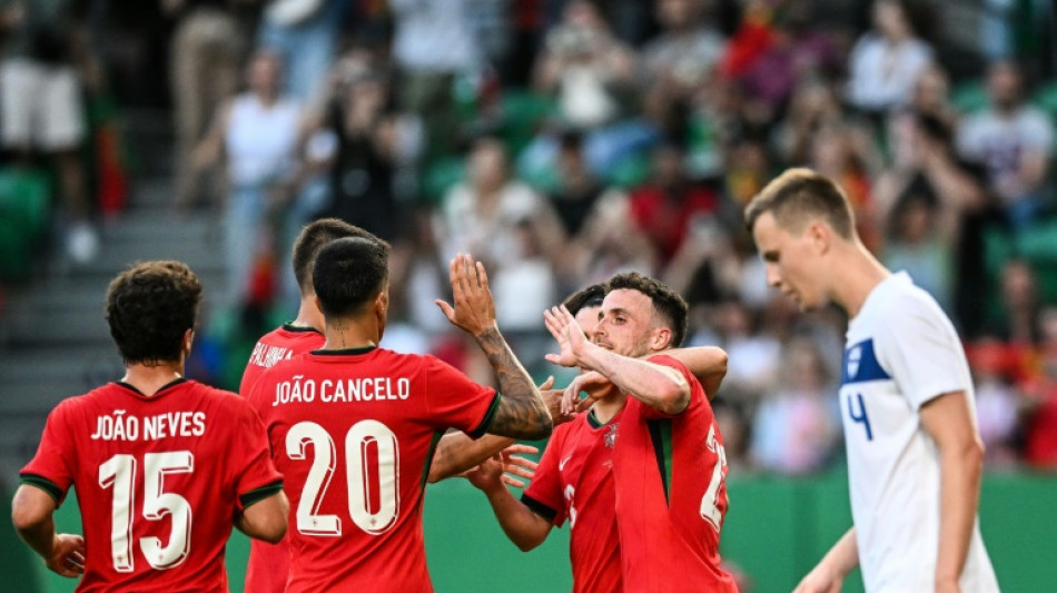 Sem CR7, Portugal vence Finlândia (4-2) em amistoso preparatório para Eurocopa