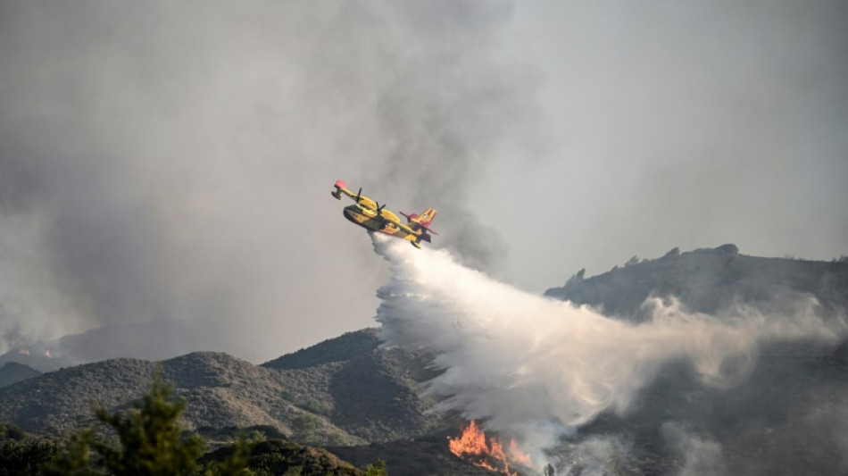 Combate aos incêndios continua na Grécia, que espera novo recorde de calor