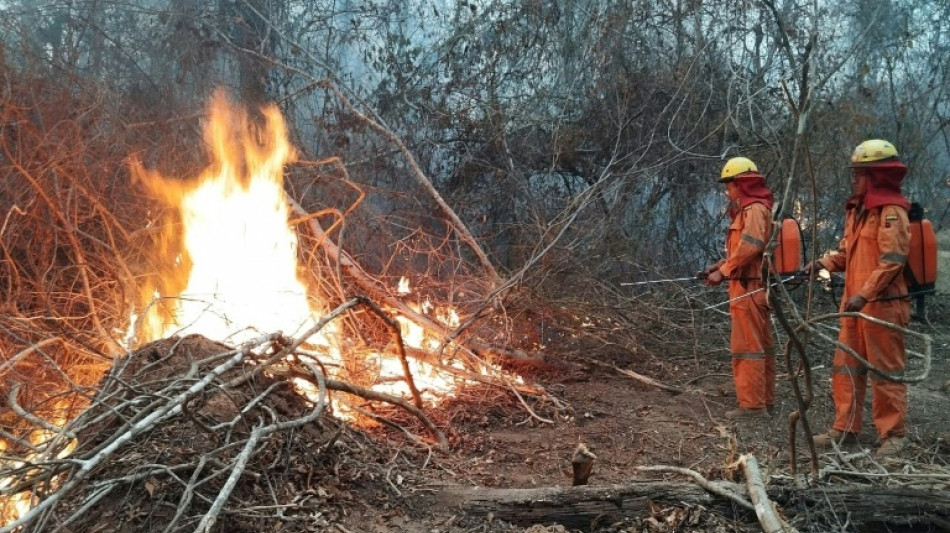 Bolivia despliega un avión generador de lluvia para combatir los incendios