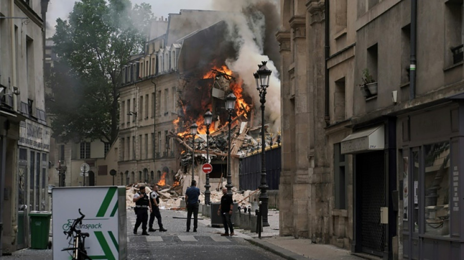 Important incendie en plein Paris, un immeuble en partie effondré