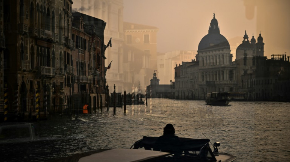 Verde fosforescente en aguas del Gran Canal de Venecia provocado por fluoresceína 