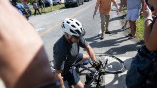 Biden tombe en voulant descendre de vélo, mais se relève et assure aller "bien"