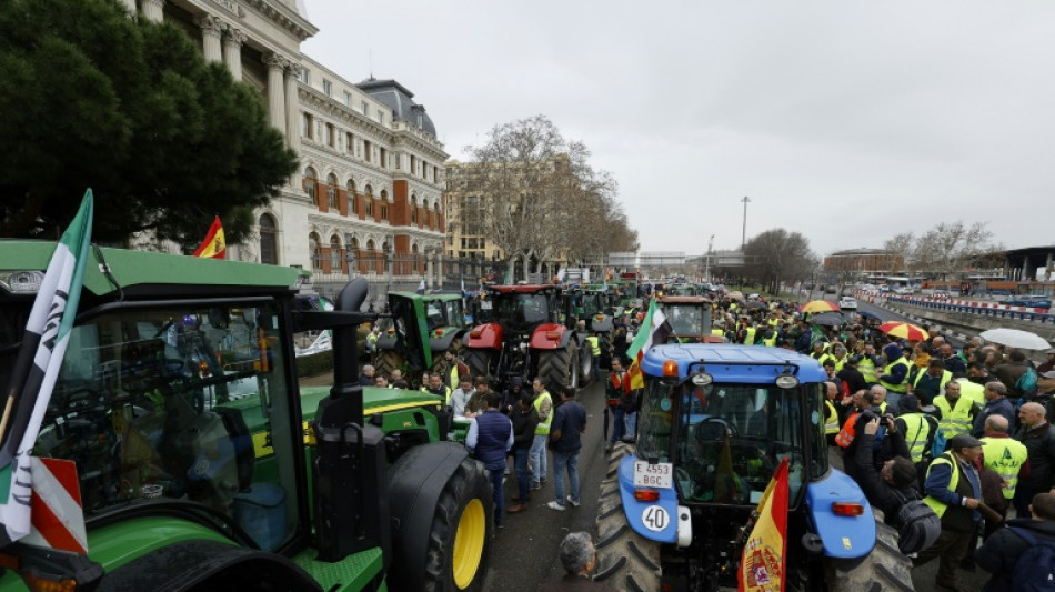 Agricultores protestan con tractores en el centro de Madrid