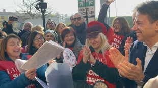 Sit-in a La Perla per chiedere un futuro per 50 lavoratrici