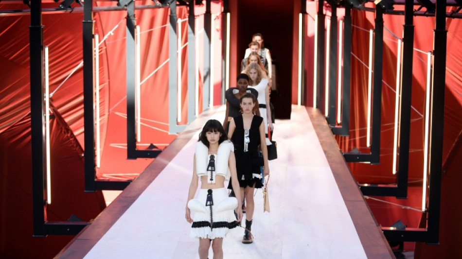 Enormes cremalleras y bolsos desmesurados en el desfile Louis Vuitton