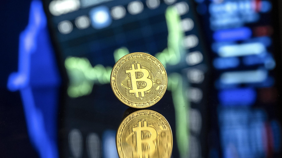 Il Bitcoin ancora record, vola a 103.909 dollari