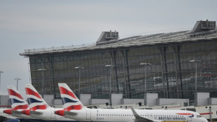 Aterrizan los primeros vuelos en Heathrow tras el incendio que perturbó el tráfico aéreo mundial