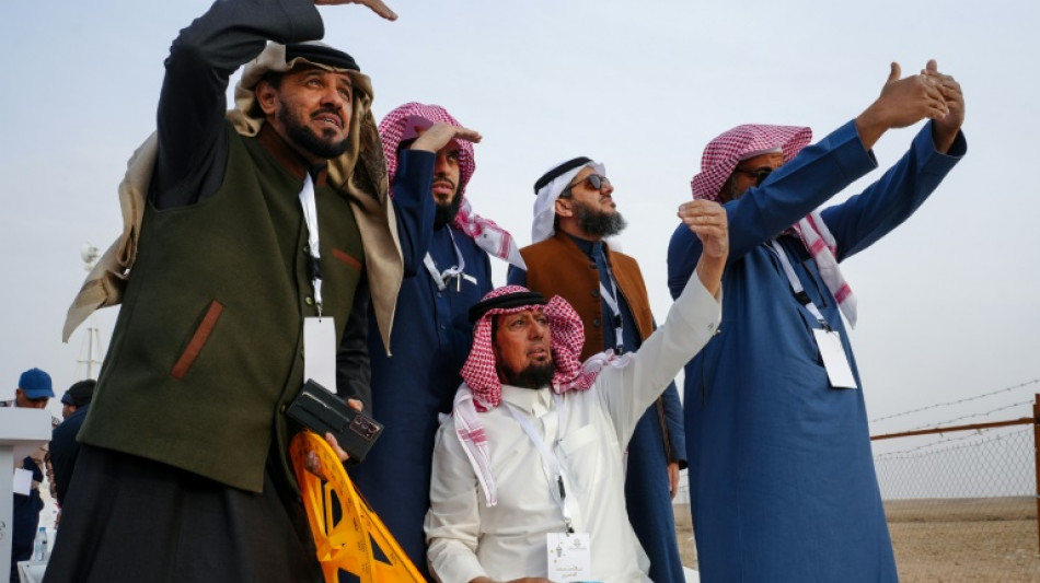 Dans le désert saoudien, à la recherche du croissant de lune du ramadan  