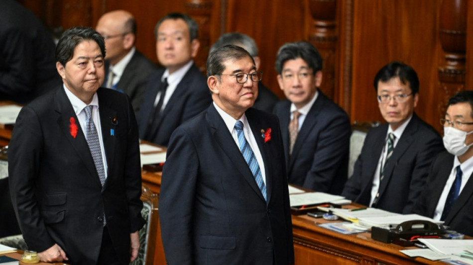 Japon: Le Premier ministre mise sur sa "lune de miel" politique pour gagner des législatives anticipées