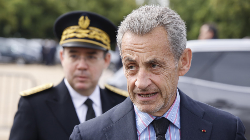 Sarkozy condannato a 3 anni, 1 con braccialetto elettronico