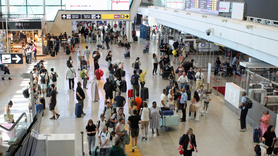 Allarme bomba su volo New York-Delhi, atterra a Roma