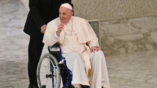 Le pape François, souffrant du genou, contraint au fauteuil roulant