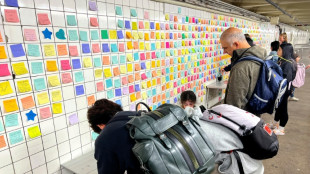 Neoyorquinos vuelven a pegar pósits en el metro como "terapia" poselectoral