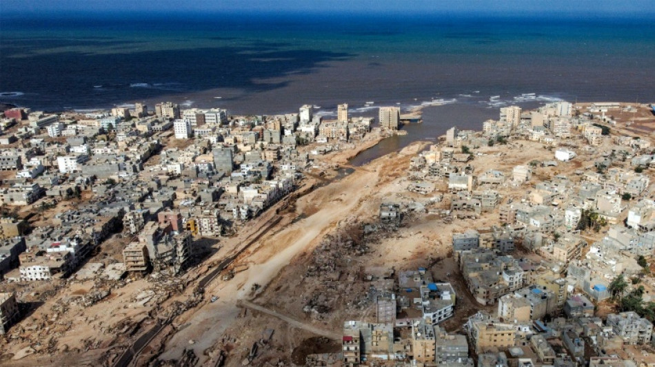 Porto líbio de Derna é invadido por cadáveres e escombros