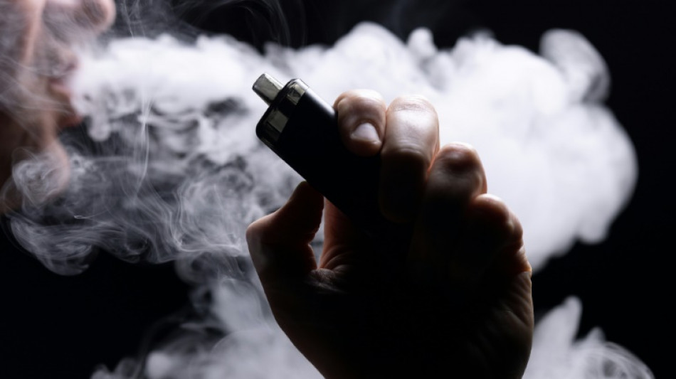 Vaping while still smoking unlikely to help quitters: study