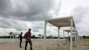 Les baigneurs bravent les roquettes sur une plage de l'est de l'Ukraine