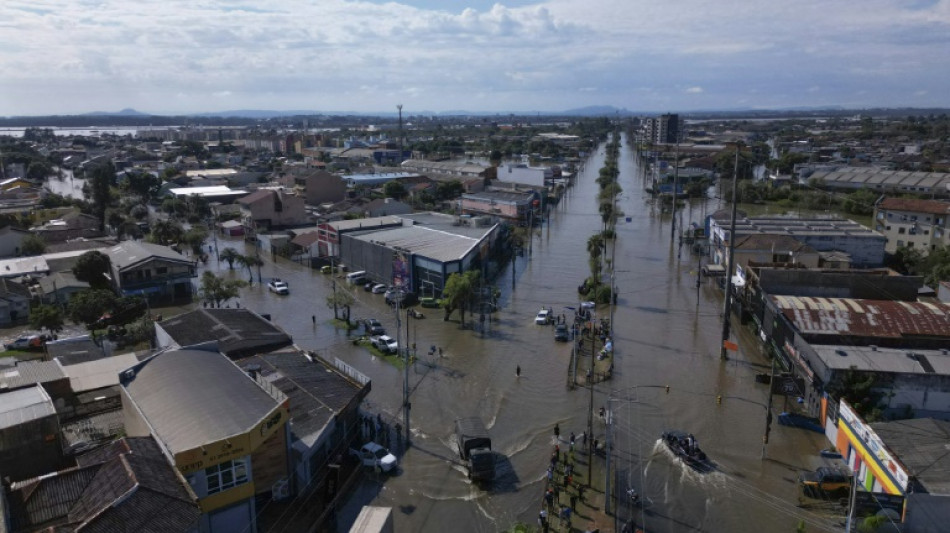 En Porto Alegre, rescatistas van piso por piso para salvar a habitantes atrapados