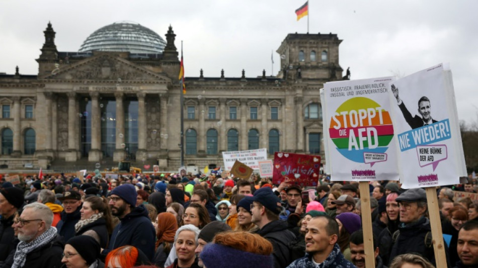 Aktivisten organisieren Lichtermeer gegen rechts und für Demokratie in Berlin