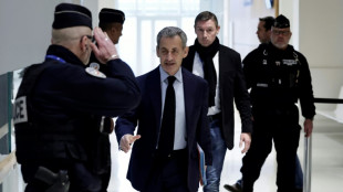 El expresidente francés Sarkozy recibe su brazalete electrónico tras una condena por corrupción