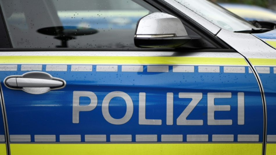 Auto erfasst in Bayern Fußgänger und kracht in Geschäft - mehrere Verletzte