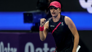 Swiatek eases into Qatar Open last eight as Osaka gets walkover