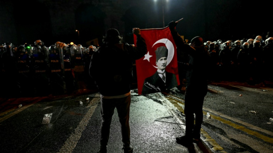 Cuarta noche de multitudinarias protestas en apoyo al alcalde de Estambul