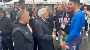 Parigi: Mattarella stringe la mano a Ganna, 'bravo'