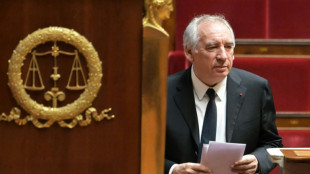 Budget: le PS ne votera pas la censure, Bayrou dégaine un premier 49.3