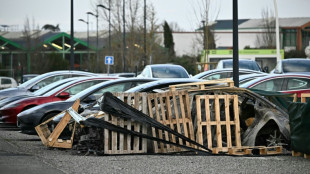 Tesla incendiées: un collectif anarchiste revendique l'action